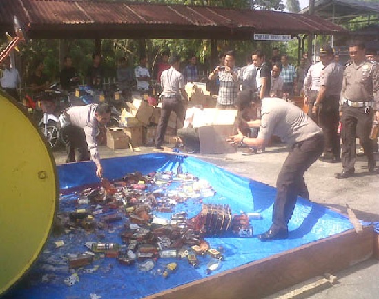 Polsek Mandau Musnahkan Ribuan Botol Miras Hasil Operasi Sepekan