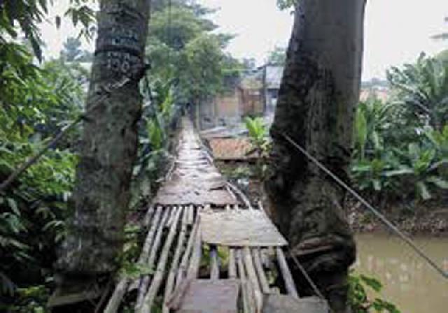 Lantai Jembatan Gantung Sawah Mulai Bahayakan Nyawa Warga 