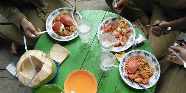 Nikmatnya Mi Kepiting Ditemani Debur Ombak dan Semilir Angin 