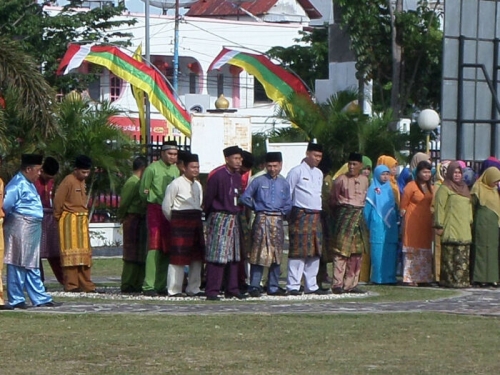 Mengenakan Pakaian Melayu, ASN di Mandau Ikuti Upacara HUT Provinsi Riau ke-59