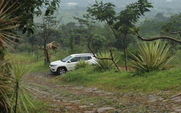 Gigi Transmisi Pindah Sendiri, 100 Ribu Jeep Ditarik