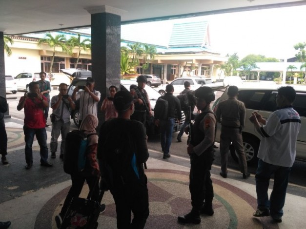 Penyidik KPK Bawa Dua Koper dari Kantor Bupati Bengkalis 