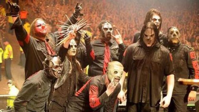 Belum Pulih Total, Vokalis Slipknot Nekat Beraksi
