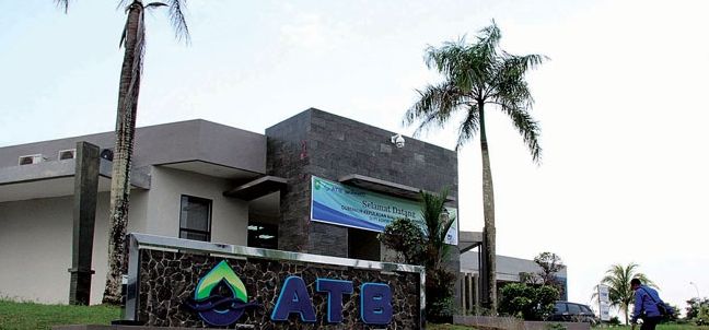 Warga mengunjungi kantor Instalasi Pengolahan Air (IPA) Mukakuning yang dikelola ATB