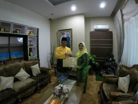 Milad Inhil ke 51, Intsiawati Ayus Beri Kado SK SRG Kopra ke Petani