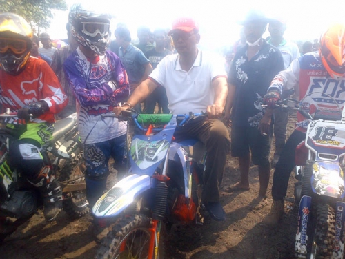 Bupati Rohil Resmikan Grastrack Balap Motor Hasil Swadaya Pemuda