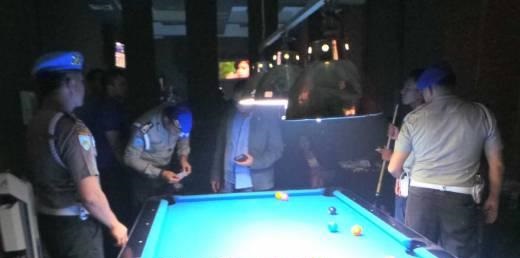 Tempat Hiburan Malam Pekanbaru Dirazia, Aparat Justru Dapati 2 PNS Karaoke Ditemani Wanita Seksi