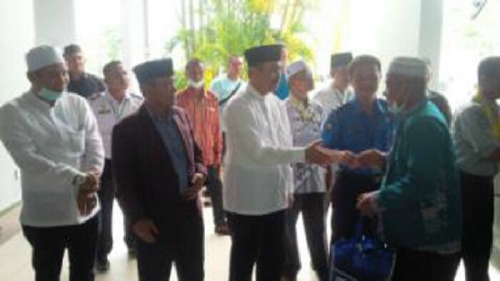 Bupati Syamsuar Sambut Kedatangan Jamaah Haji Siak di Batam