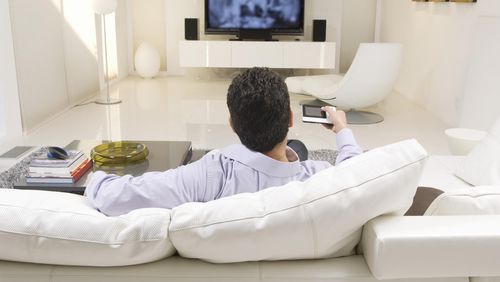 Studi: Kebanyakan Duduk Saat Nonton TV, Jumlah Sperma Pria Bisa Menurun 