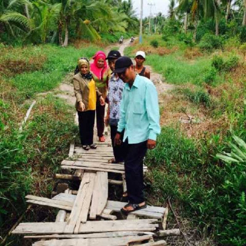 Pelajar Sering Terjatuh Lewati Jembatan Ini, Dewan Inhil Minta Pemkab Segera Lakukan Perbaikan 