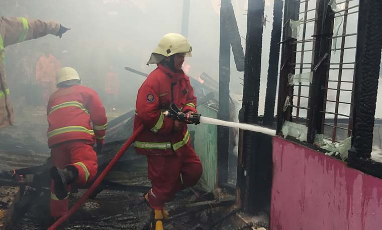 Tiga Rumah Terbakar di Jalan Pembangunan II 