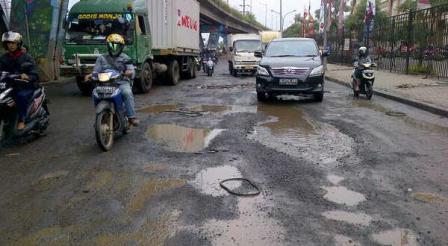 1.166 Kilometer Jalan Milik Provinsi Riau Rusak 