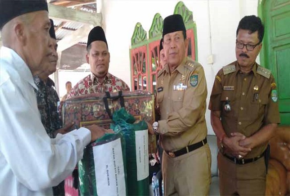 Bupati Sukiman Janji Memperbaiki Jalan ke Kampung Pengungsian