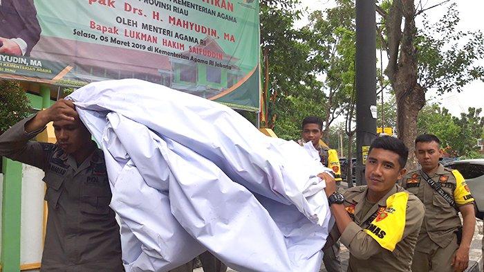 Banyak APK Pemilu 2019 Masih Terpasang di Masa Tenang, Tim Gabungan di Pekanbaru Lakukan Penertiban 