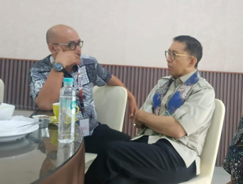 Menbud Fadli Zon Berikan Penghargaan pada Juara Lomba Puisi HPN PWI 2025,