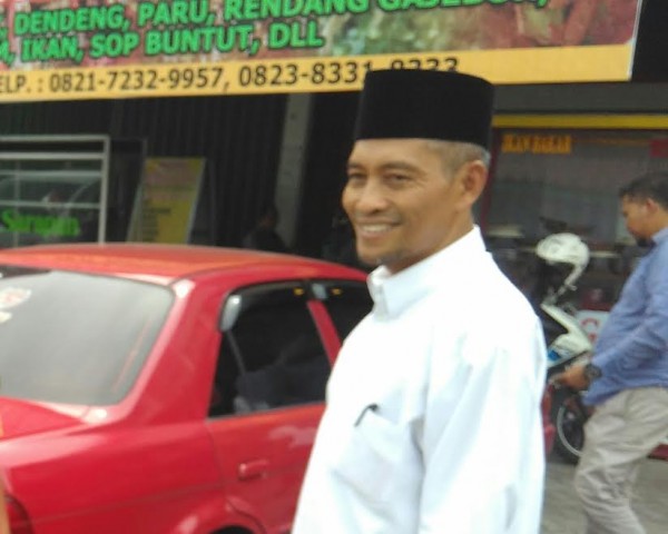 Ayat Minta Reklame Ilegal di Atas Trotoar Ditertibkan