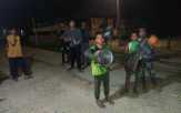 Pelihara Tradisi, Pemuda Kota Tengah di Rohul Bangunkan Sahur Berkeliling dengan Ketongan