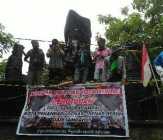 Horor Sampah Pekanbaru Semakin Parah, Mahasiswa Tutup Tugu Piala Adipura Dengan Kain Hitam