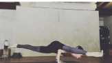 Intip Pose Seksi Sophia Latjuba Saat Yoga Pagi Hari