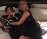 Pose Nakal Lucu-lucuan Kris Jenner dan Jennifer Lawrence di Ranjang