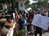Listrik Sering Padam, Warga Tenayan Demo ke Kantor Walikota Pekanbaru