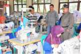 Bupati Kampar Tinjau Kelompok Menjahit di Tambang
