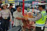 Peringati HUT Polantas ke-60, Polresta Bekasi Gelar Baksos