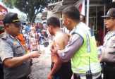 Polisi dan Regu Damkar Pekanbaru Dibuat Repot Oleh Aksi Seorang Pelajar 'Galau.