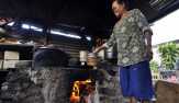 Gas Elpiji 3 Kg Langka Warga Memasak Pakai Kayu Bakar
