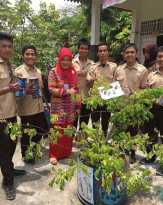 SMAN 4 Pekanbaru Sampaikan Pesan Lindungi Lapisan Ozon Melalui Lomba Cergam Tabulampot