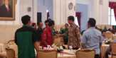 Ini Alasan Jokowi Bagi Sembako dan Ajak Masyarakat Makan di Istana