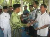 Wabup Serahkan Bantuan Bibit Jeruk Pada Warga Desa Ujungbatu Timur