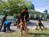 Satpol PP Riau Sambut Ramadhan dengan Bersih-bersih Kawasan Masjid Agung An-Nur