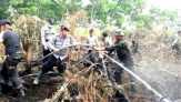 Polres Kampar Kerahkan Puluhan Personil Bantu Padamkan Kebakaran Lahan