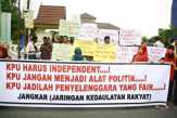 Pendukung Paslon Walikota Ide-SUA Demo KPU Pekanbaru