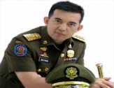 Sibuk, Satpol PP Biarkan Reklame Neon Box Ilegal Tayang di Simpang Traffic Light Jalan Durian