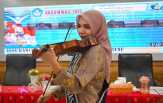 Menggesek Dawai, Merasa Damai