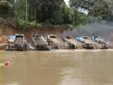 Walau Keruh dan Bercampur Oli, Warga Tetap Mandi dan Cuci Pakaian di Sungai Kuantan