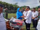 Bupati Kuansing Mursini Serahkan 33 Traktor dan 30 Mesin Perontok Padi