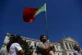 Standard & Poor Naikkan Peringkat Kredit Portugal