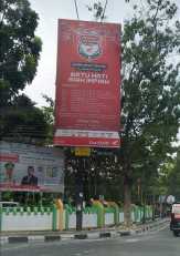 Billboard Menantu Firdaus, Ginda Burnama, Diduga Melanggar Perwako Reklame