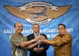 Isak Tangis Iringi Pemakaman Eks Dirut Mandiri Robby Djohan