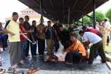 Umat Muslim KP PTPN V Bagi 700 Bungkus Daging Qurban