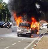 Pengguna Jalan Berhamburan, Satu Unit Toyota Kijang Terbakar di Jalan Gajah Mada Pekanbaru