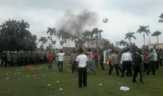 Massa Bakar Mobil Parkir di KPU Siak