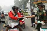 Wawako Bagikan Masker Pada Pengendara