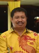 Bupati Bengkalis Amril Mukminin membaur bersama jamaah saat sholat tarawih.