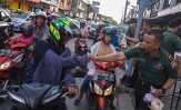 Mantap, Prajurit Korem 031/WB bagikan ratusan takjil di Pekanbaru