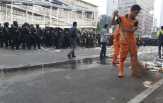 Edi dan Sapu Ijuknya: Menanti Dini Hari, Menahan Gas Air Mata
