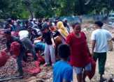 Warga Bengkalis Berebut Sisa Bawang Pemusnahan Aparat